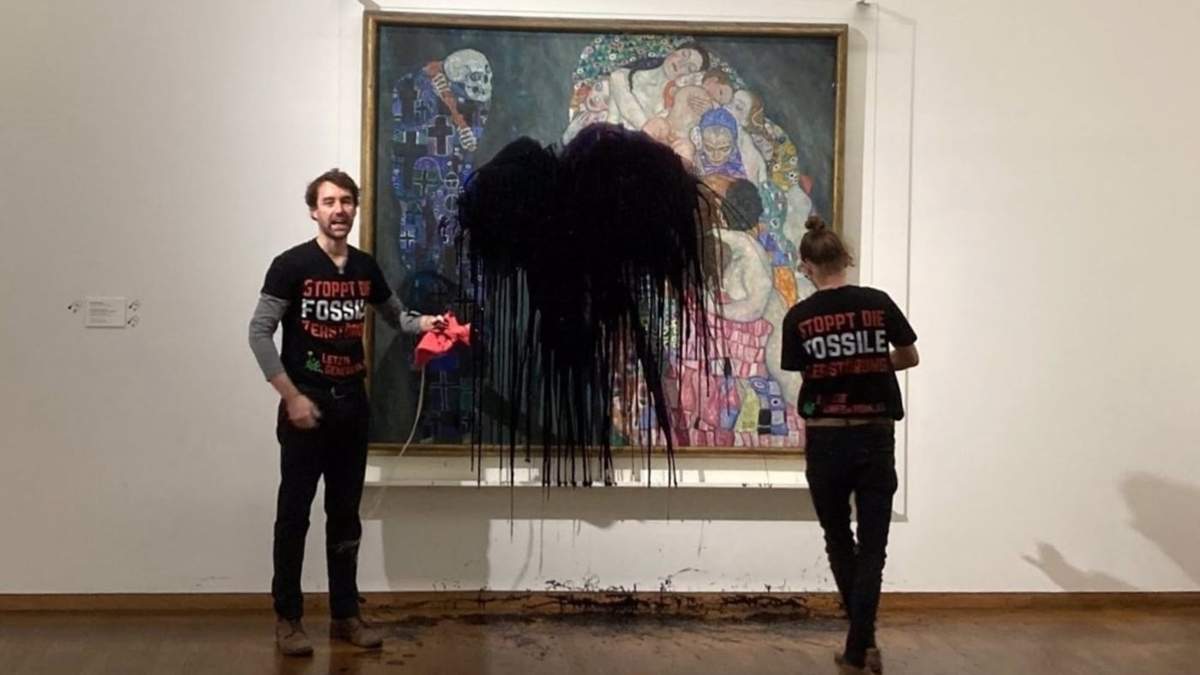 Los activistas con el cuadro "Muerte y Vida", de Gustav Klimt