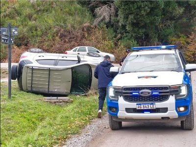 Volcó con su camioneta cuando circulaba por la calle lateral a la ruta 40 en San Martín de los Andes