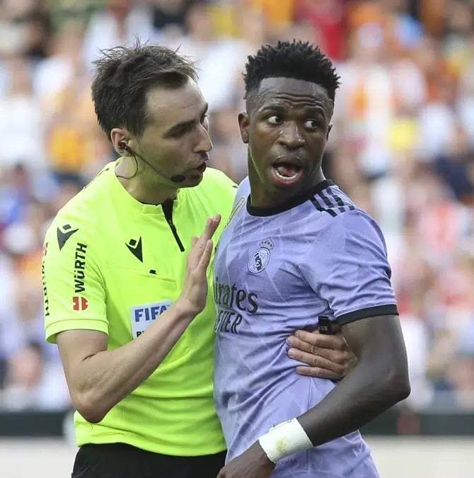 El árbitro Ricardo De Burgos Bengoetxea habla con Vinicius Junior, del Real Madrid, durante un partido de la Liga española contra Valencia
