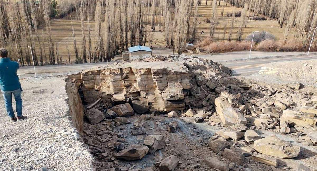 Técnicos del Segemar investigan las causas del derrumbe. Fuente: (Gobierno de Neuquén)