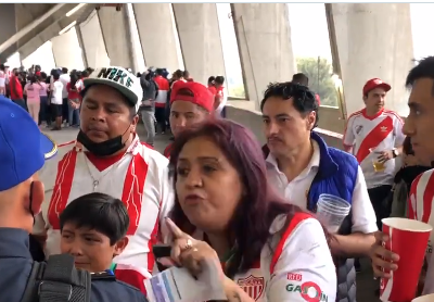 Policías se enfrentan contra aficionados del Necaxa en el estadio Azteca