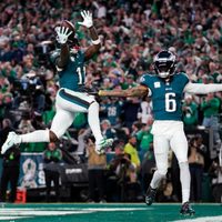 Jalen Hurts se sacude una lesión en la rodilla y lidera a Eagles a vencer 28-23 a Cowboys