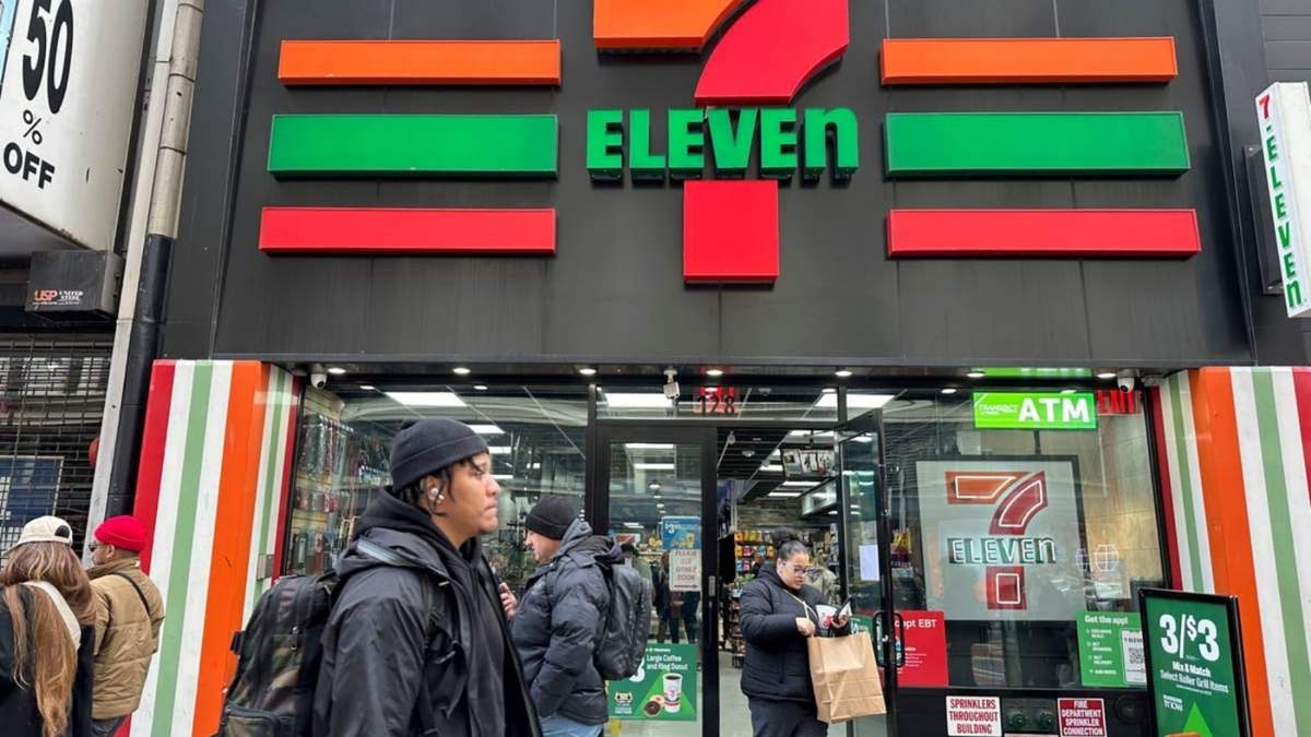 La gente compra en una tienda de conveniencia 7-Eleven en Nueva York, el martes 19 de marzo de 2024