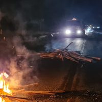 Cortan la ruta 22 y bloquean el acceso a pozos petroleros