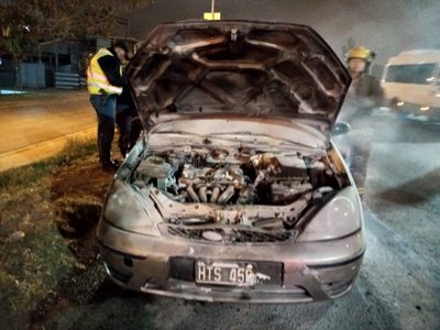 Iban a trabajar y se les prendió fuego el auto
