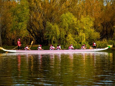Se lanza la cuarta edición de la Regata Rosa en el Limay para concientizar sobre el cáncer de mama