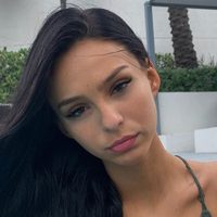 Desde el sillón: el look total black de Juanita Tinelli que enmudeció las redes