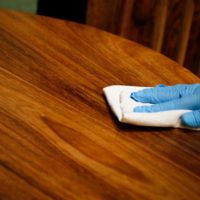 Sin usar químicos: mirá cómo sacar las manchas de agua de la mesa de madera de tu abuela