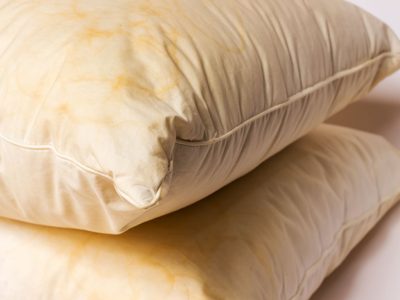 El secreto de los expertos para eliminar las manchas amarillas en tus almohadas