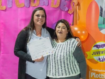 Capacitaron a mujeres en el cuidado de pestañas y cejas