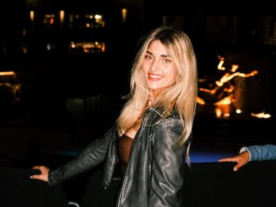 Marta Fort impone un ítem sin espalda como nuevo básico de otoño