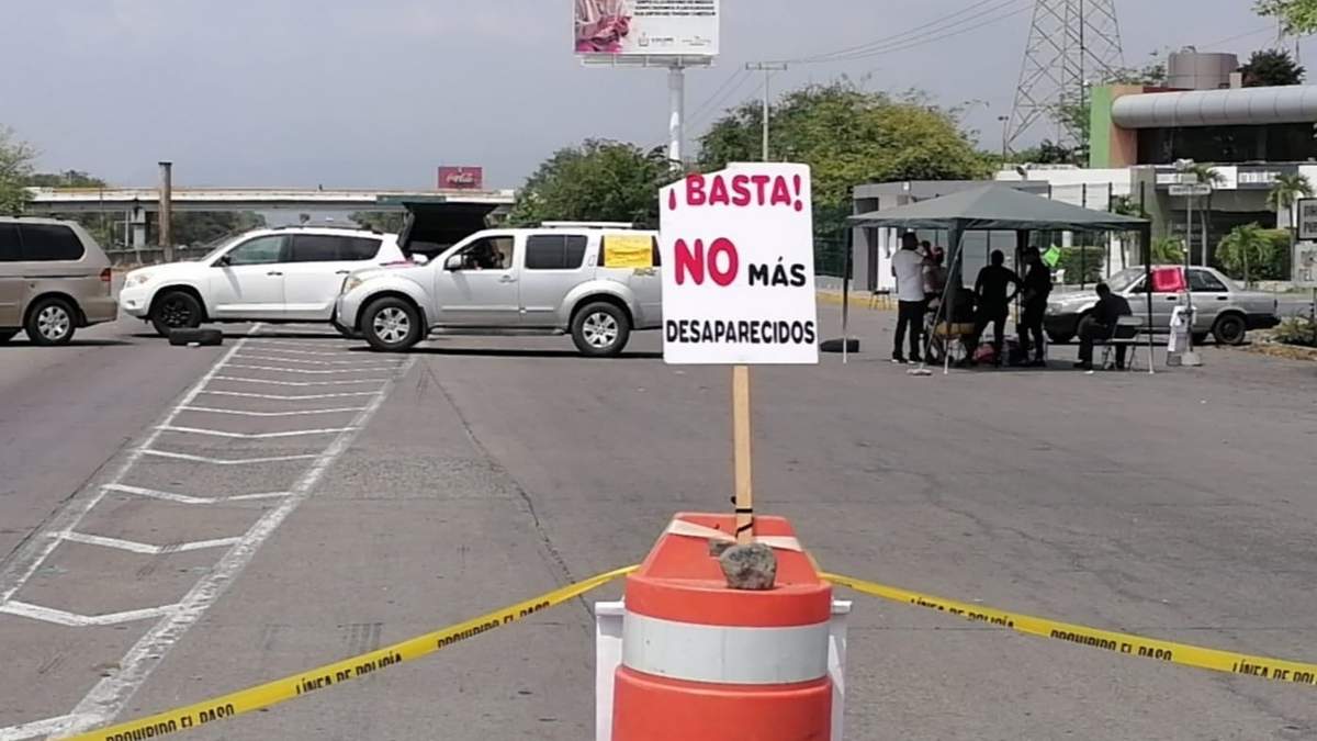 Bloqueo en el libramiento de la carretera Manzanillo-Guadalajara