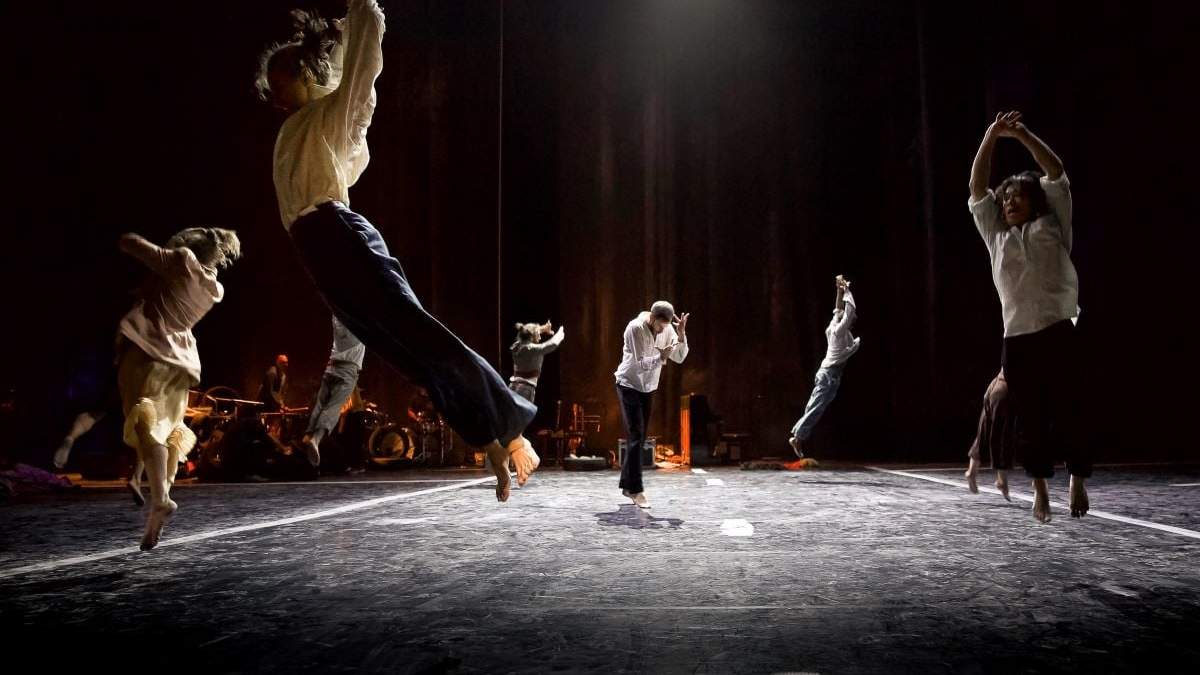 Bailarines en la obra "Traces" (Huellas)