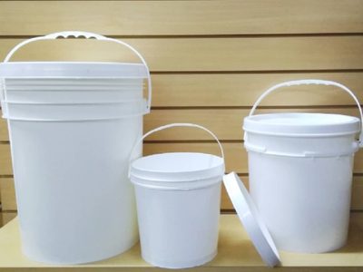 2 en 1: con un balde que ibas a tirar y un abrigo viejo, creá este espectacular contenedor y banquito