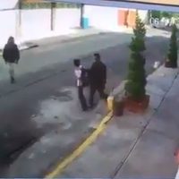Capta video asalto a menor de edad en Iztacalco (Video)