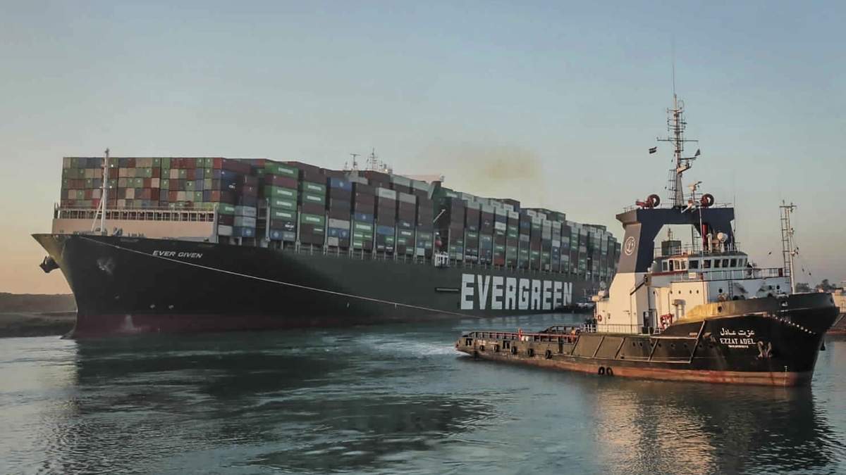 Buque portacontenedores, Ever Given, en el Canal de Suez. Fuente: (Twitter)
