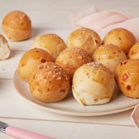Pancitos de queso crema y hierbas: esponjosos y muy fáciles, la receta ideal para la picada del finde