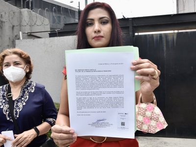 Exsecretaria del PRI lleva a la UIF documentos para que investigue a Alejandro Moreno