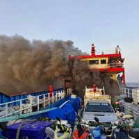 Pasajeros de transbordador saltan al mar para huir de un incendio en el Golfo de Tailandia (Videos)