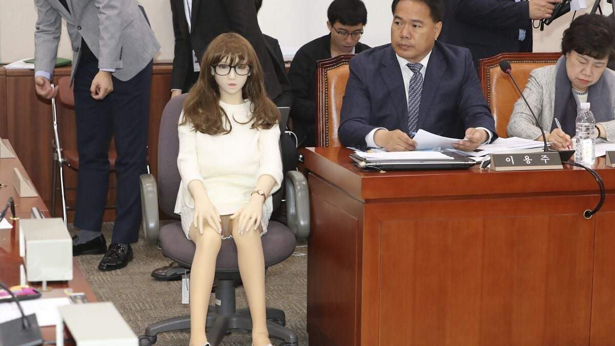 El legislador Lee Yong-ju junto a una muñeca sexual durante una inspección parlamentaria en la Asamblea Nacional en Seúl