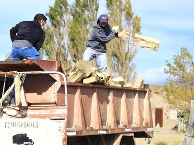 Solidaridad pura: un vecino de Zapala donó dos camionadas de leña