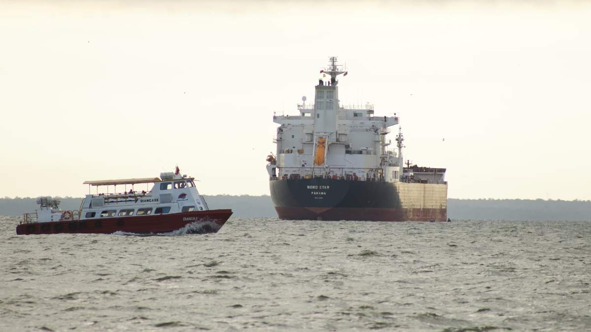 Un barco pasa cerca del petrolero Nord Star, en el Lago de Maracaibo, Venezuela, el miércoles 7 de enero de 2026
