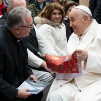 Jesuitas entregan al Papa Francisco el “Compromiso por la Paz” firmado por candidatos presidenciales