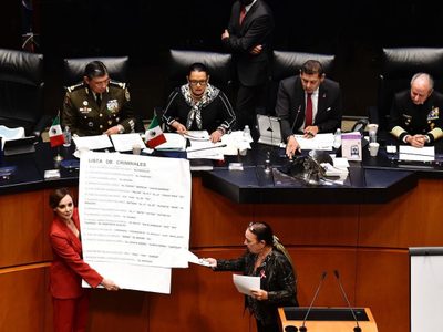 Opositores reprochan a Sandoval en el Senado por militarización, espionaje y hackeo (Videos)