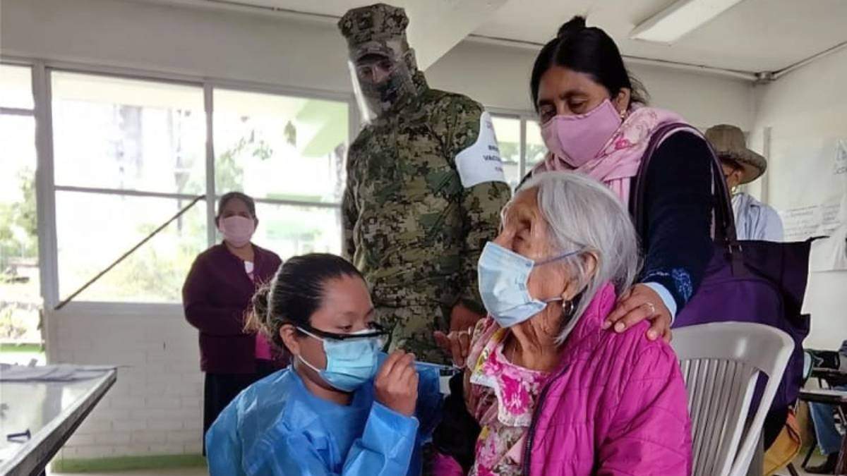 Doña María Antonia, de 120 años, recibió la vacuna de AstraZeneca