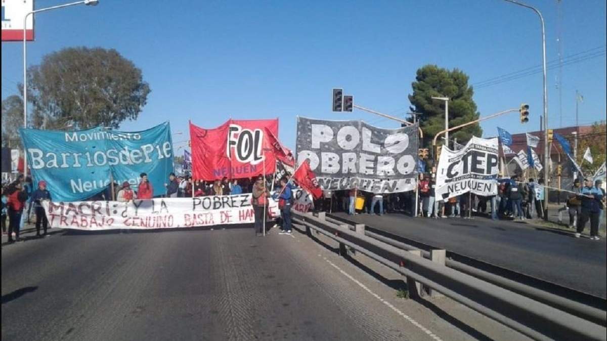 Organizaciones sociales en los puentes carreteros. Fuente: (Facebook)