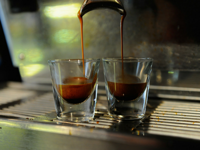 Si te sobró café, no lo tires: reutilizalo de la forma más fácil para preparar este Mokaccino