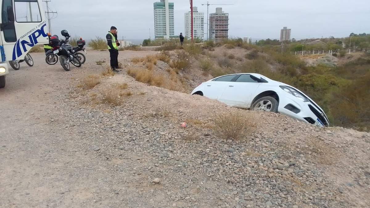 Al vehículo lo detuvo la tierra y quedó a 45 grados. Fuente: (Facebook)