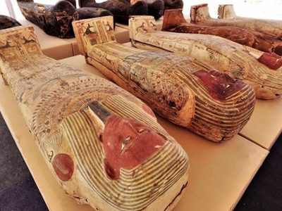 Cientos de ataúdes y estatuas excavadas en una necrópolis de Egipto