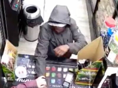 Empleados de una tienda de cigarros dan golpiza a un sujeto que intentó asaltarla (Video)