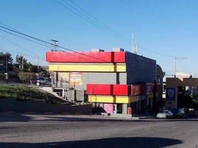 Sorprende en redes sociales la existencia de un Oxxo arriba de otro en Tijuana
