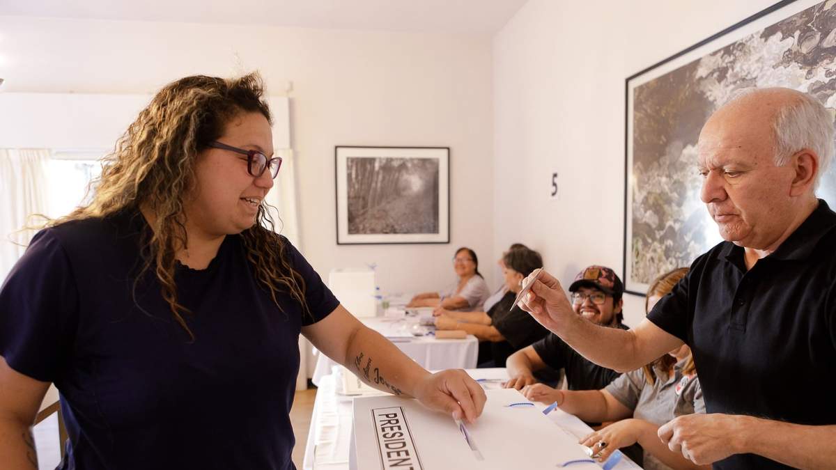 Las urnas de plástico donde los ciudadanos chilenos emitían su voto. Fuente: (Emiliano Ortiz)