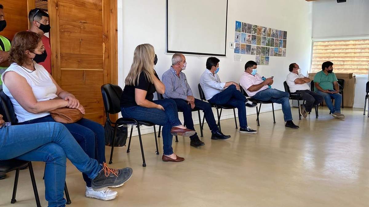 Los vecinos de Villa Traful reunidos con las autoridades. Fuente: (Twitter)