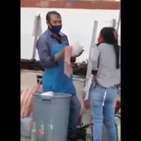 Exhiben a pareja de taqueros que usa platos desechables tras recogerlos de la basura
