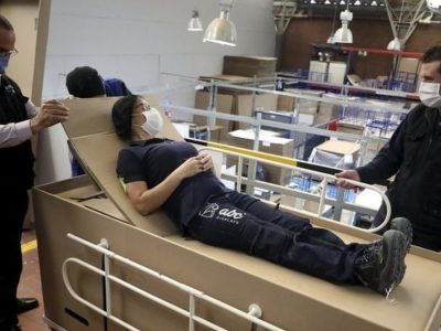 Coronavirus: fabrican una cama de hospital con cartón que se convierte en ataúd