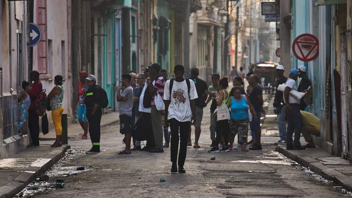 La gente hace fila en la calle para comprar pan en La Habana, Cuba, el viernes 13 de marzo de 2026