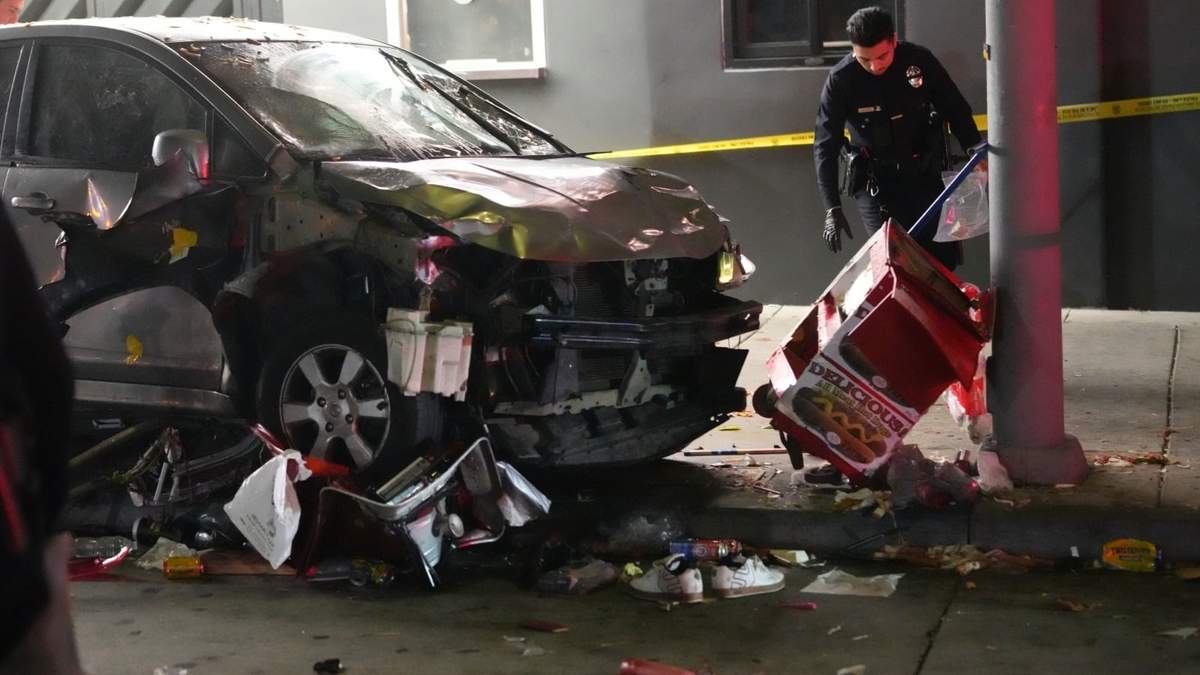 Un vehículo en la acera tras embestir a una multitud en Los Ángeles