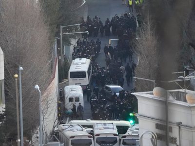 Policías e investigadores de Corea del Sur detienen al presidente Yoon Suk Yeol