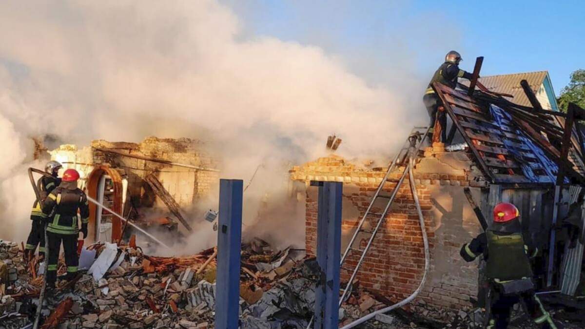 En esta imagen proporcionada por el Servicio Ucraniano de Emergencias, rescatistas trabajan en un edificio dañado después de un ataque de misiles rusos en la región de Kiev, Ucrania