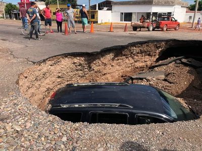 Socavón se "traga" una camioneta en Cajeme, Sonora