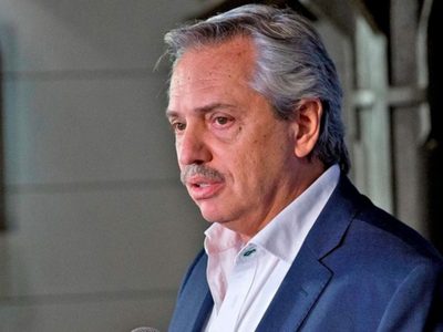 El presidente anunció que "se van a mantener" los precios actuales de los combustibles