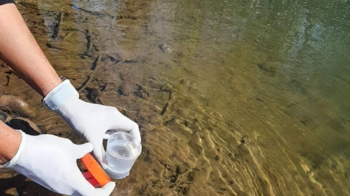 Toma de muestras de agua en el río Neuquén, en Centenario. Fuente: (Facebook)