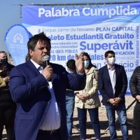 Hecho histórico: Gaido entregó los primeros 100 lotes a familias de Neuquén Capital
