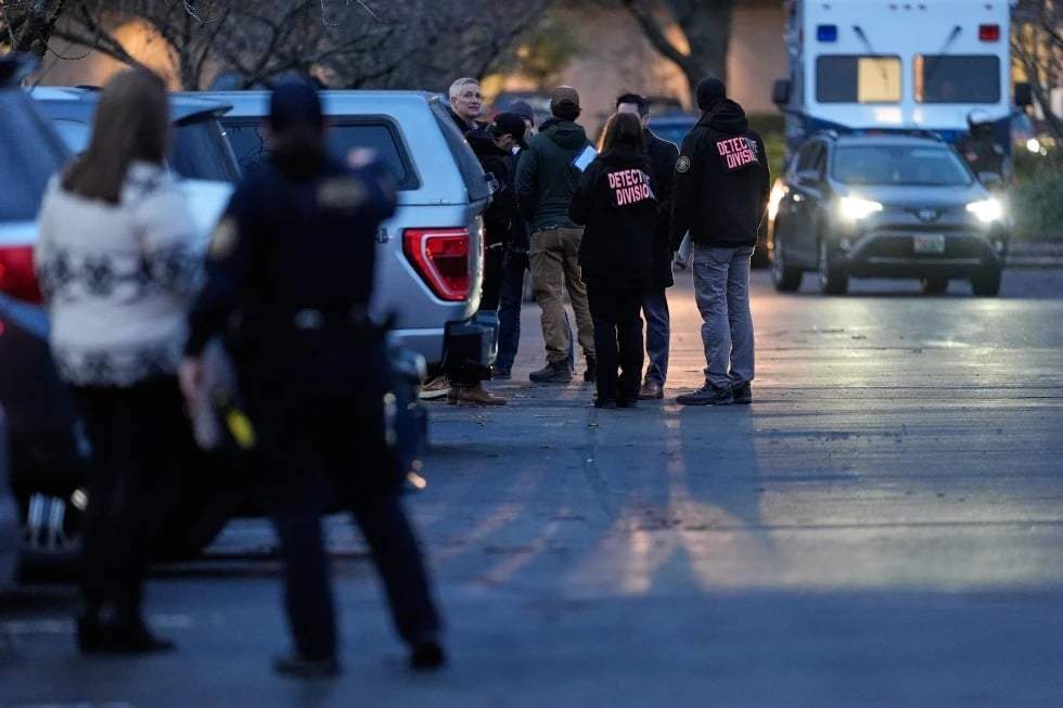 Agentes del orden trabajan en el lugar tras informes de que agentes federales de inmigración dispararon e hirieron a personas en Portland, Oregón, el jueves 8 de enero de 2026.