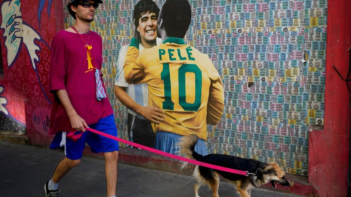 Un mural con imágenes de Maradona y Pelé en Buenos Aires, Argentina