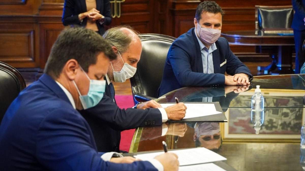 La firma del convenio que le dará más créditos a Neuquén. Fuente: (Twitter)